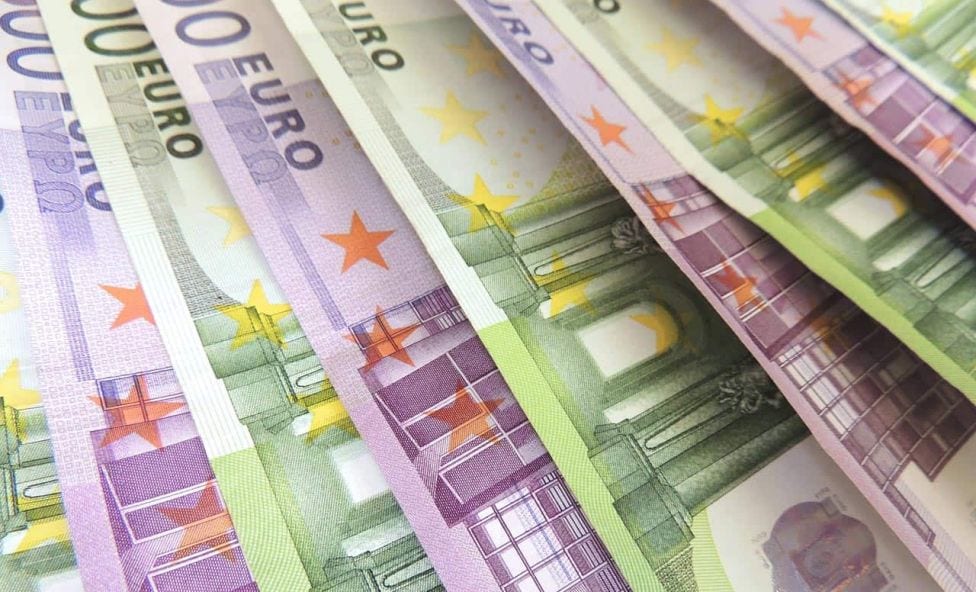 Negativzinsen, Zusatzgebühren, Vertragskündigung: Deutsche Sparer stehen unter Druck