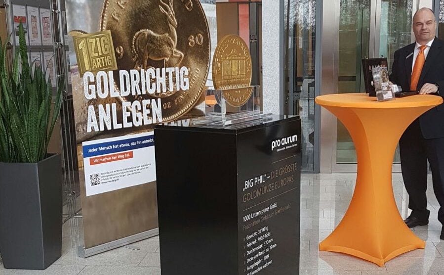 „Big Phil“ auf Reisen - Europas größte Goldmünze zu Gast bei der VR Bank Neu-Ulm